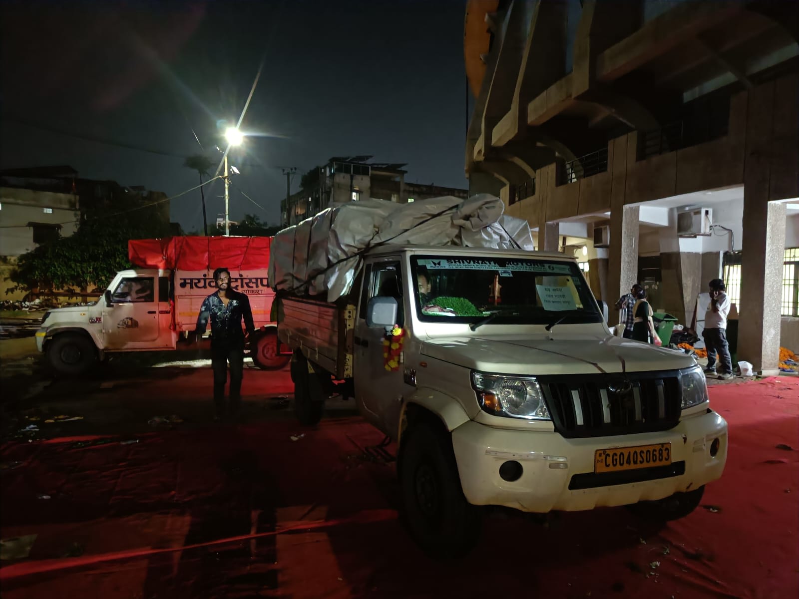 बाढ़ प्रभावितों की मदद को आगे आए सामाजिक व व्यापारिक संगठन, राहत सामग्री पहुंचाई