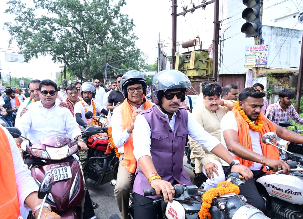 वित्त मंत्री एवं जांजगीर जिले के प्रभारी मंत्री ओ.पी. चौधरी बाइक रैली में हुए शामिल, युवाओं का बढ़ाया उत्साह