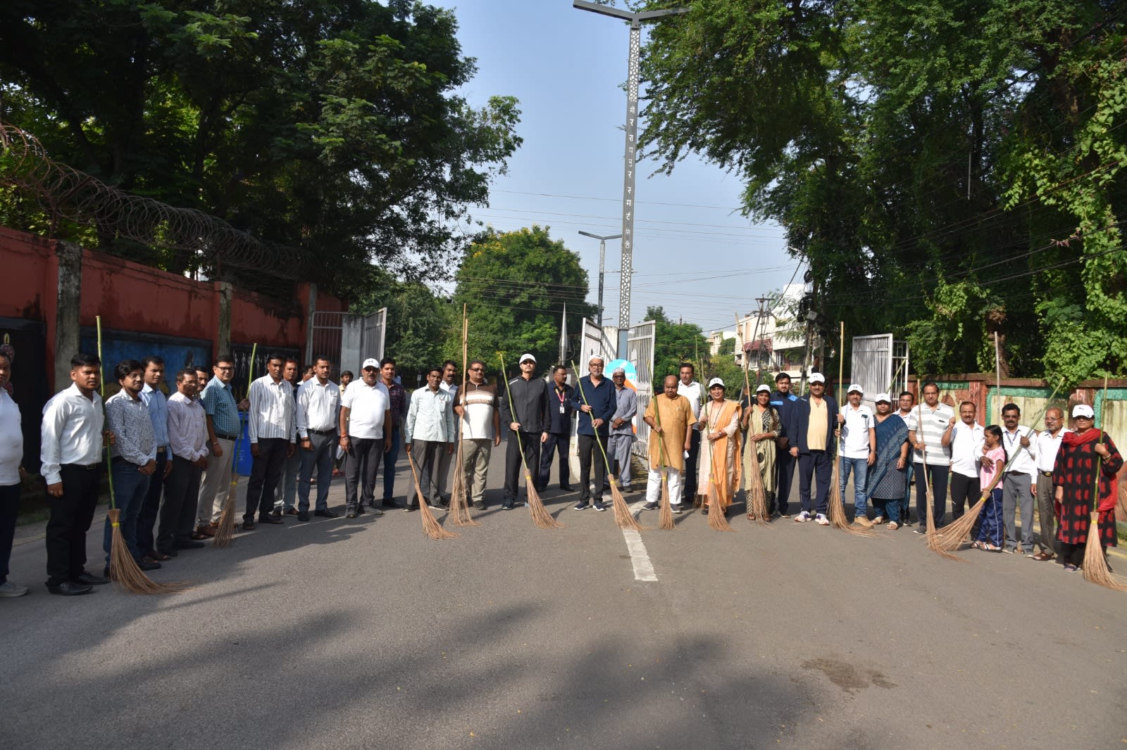 गांधी और लाल बहादुर शास्त्री जयंती पर राज्यपाल डेका ने की साफ-सफाई, दिया स्वच्छता का संदेश