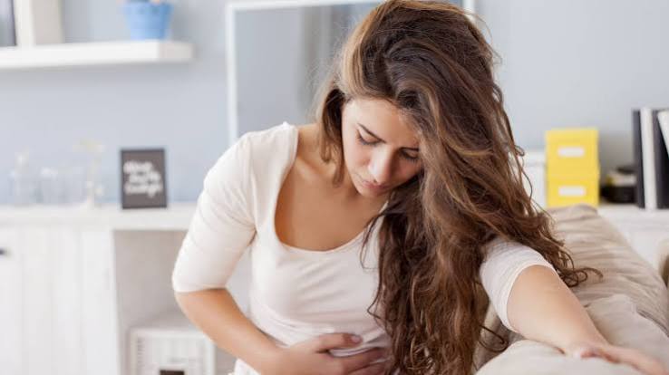 फूड पॉइजनिंग में पेट दर्द से राहत के लिए अपनाएं ये आसान उपाय, इन लक्षणों को न करें नजरअंदाज