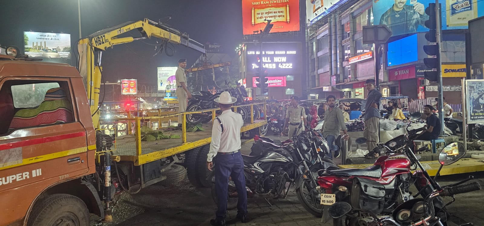एमजी रोड चौपाटी पर अवैध पार्किंग के खिलाफ ट्रैफिक पुलिस का एक्शन, क्रेन और व्हील लॉक से कार्रवाई