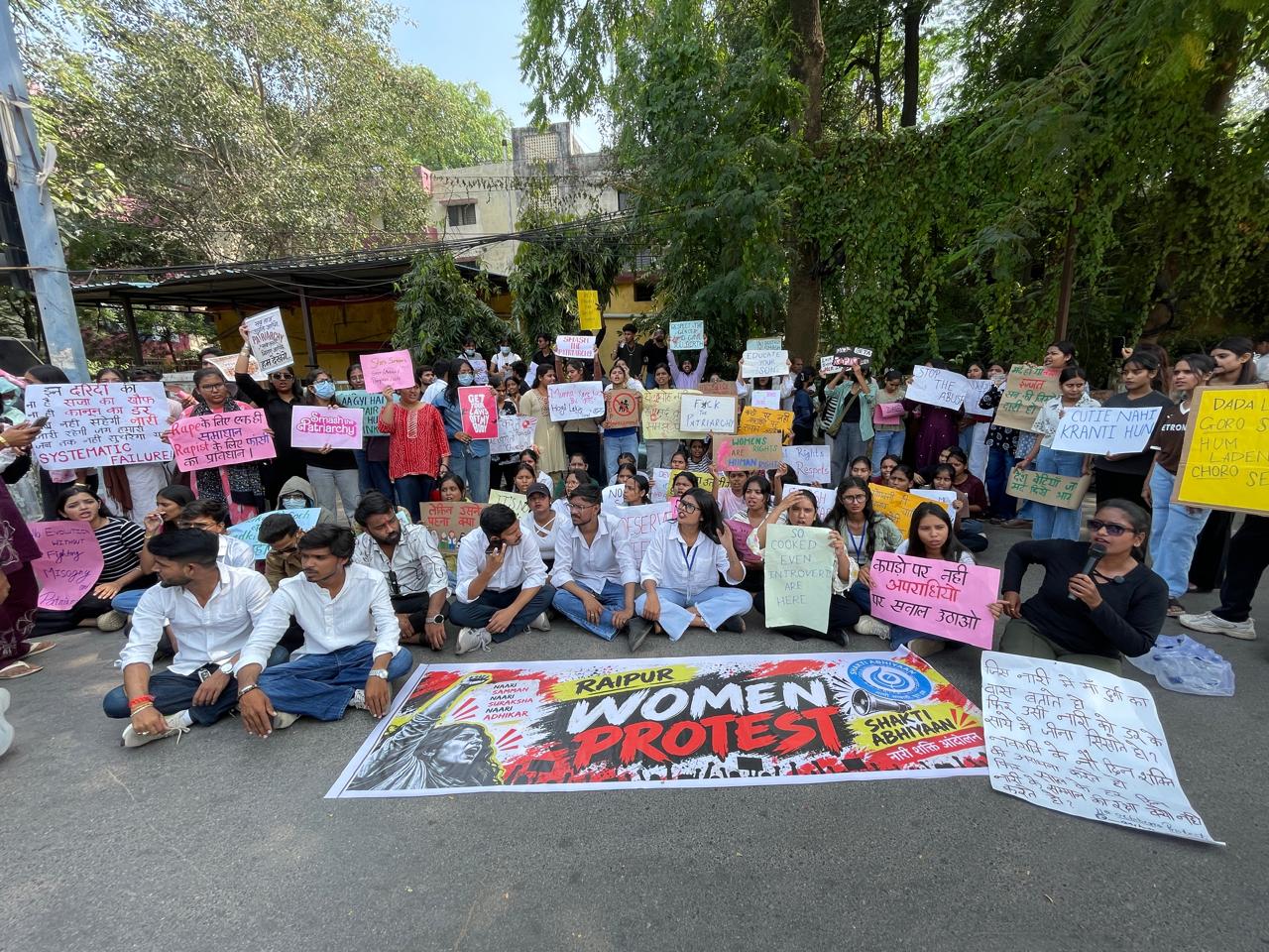 नारी सुरक्षा के लिए रायपुर की सड़कों पर उतरीं महिलाएं, मोतीबाग चौक पर पुलिस ने रोका; ‘एक कचौरी, दो समोसे’ के नारे ने खींचा ध्यान