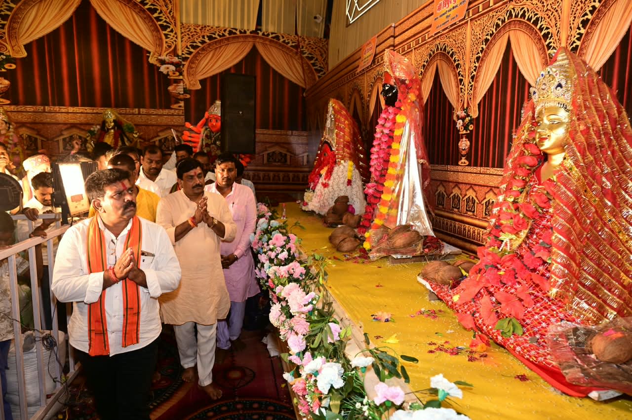 देवी पंडाल बने जनसमस्या निवारण के केंद्र, उप मुख्यमंत्री विजय शर्मा ने मां दुर्गा के चरणों में बैठकर सुनीं ग्रामीणों की समस्याएं