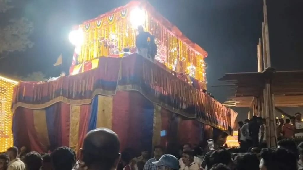बस्तर दशहरा में बवाल! फूल रथ का पहिया निकला, ग्रामीणों और पुलिस के बीच झड़प