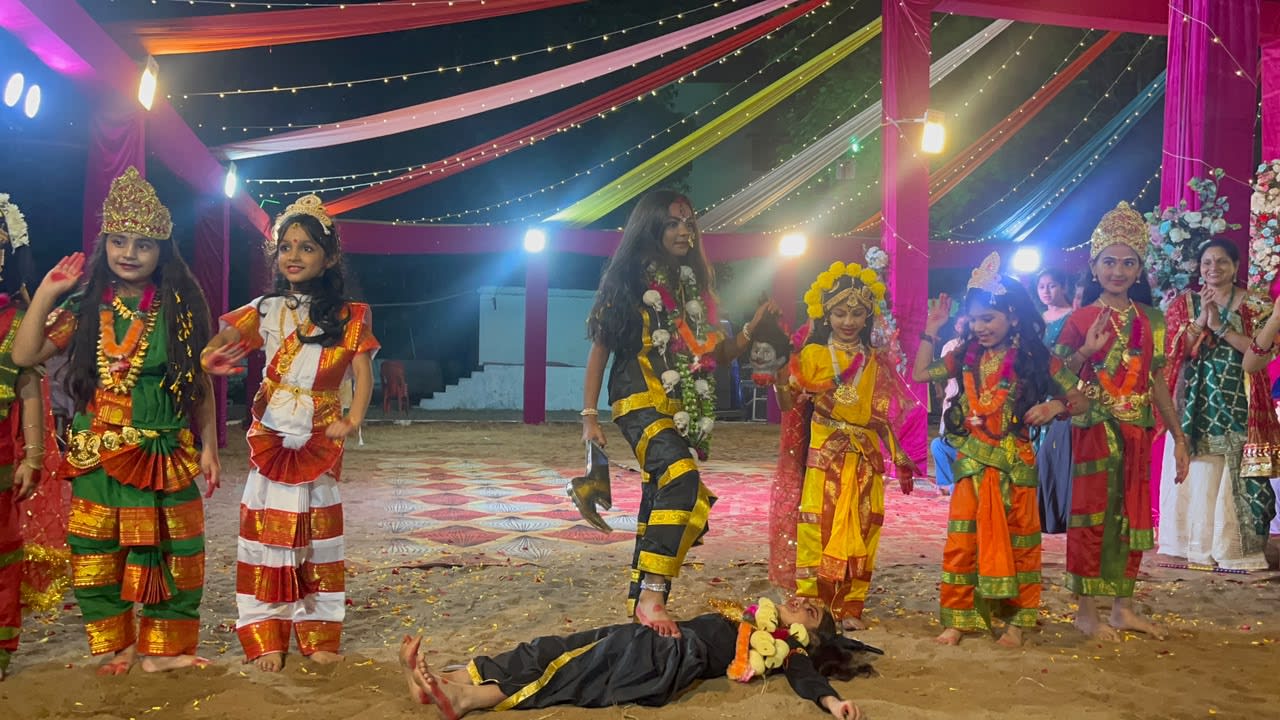 अशोका रतन में गरबा उत्सव की धूम, मां दुर्गा के नौ स्वरूपों में सजे बच्चों ने मोहा सबका मन ...