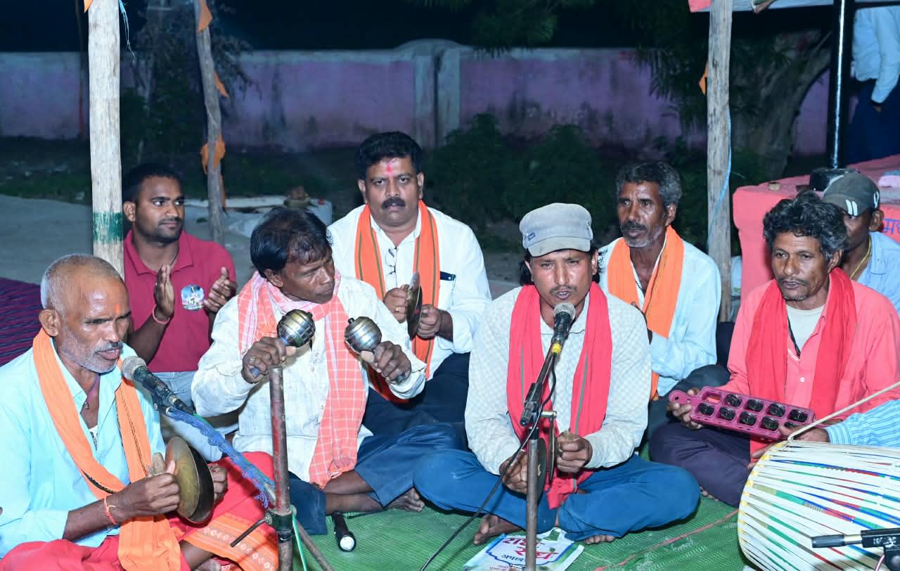 माता की भक्ति में रमे उप मुख्यमंत्री विजय शर्मा, हाथों में मंजीरा लेकर ग्रामीणों के साथ गाए जसगीत