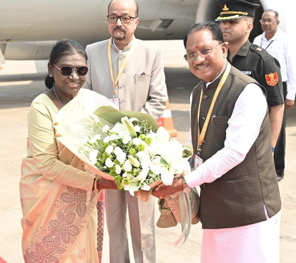 राष्ट्रपति द्रौपदी मुर्मू पहुंचीं छत्तीसगढ़, रायपुर में CM साय ने किया स्वागत; आज जारी करेंगी ₹200 का स्मारक सिक्का
