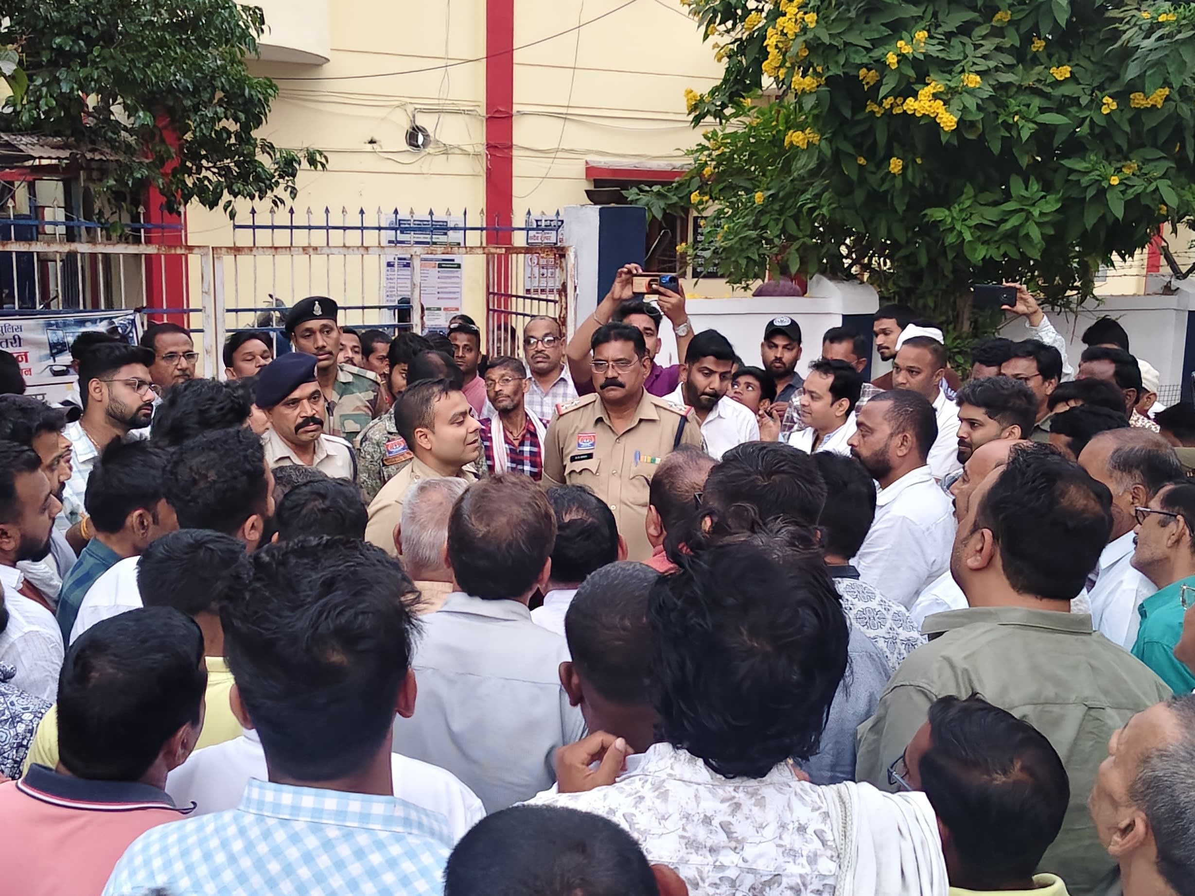 धमतरी में आधी रात हथियारों के साथ घूमने का आरोप, मराठा समाज के अल्टीमेटम के बाद FIR दर्ज, 7 युवकों से पूछताछ