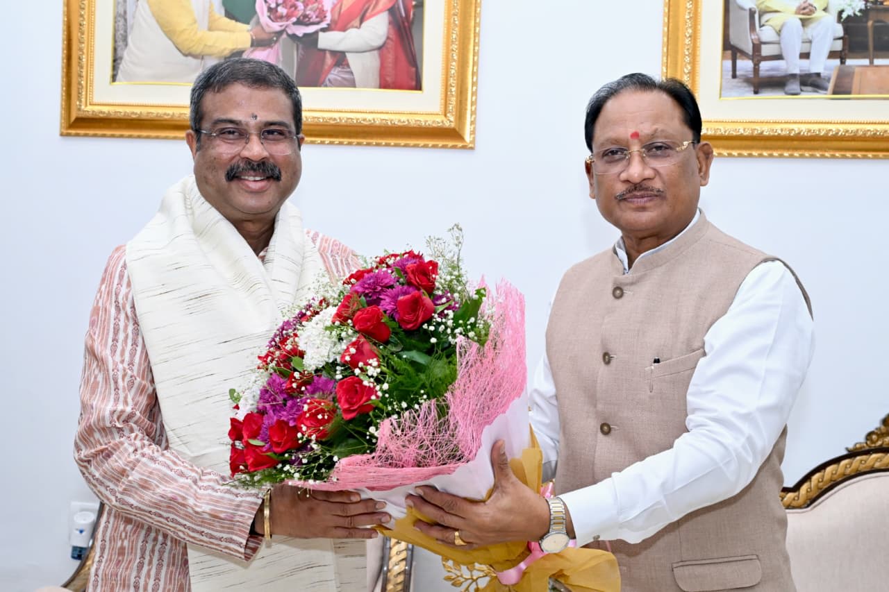 मुख्यमंत्री विष्णु देव साय से सांसद धर्मेंद्र प्रधान ने की शिष्टाचार भेंट