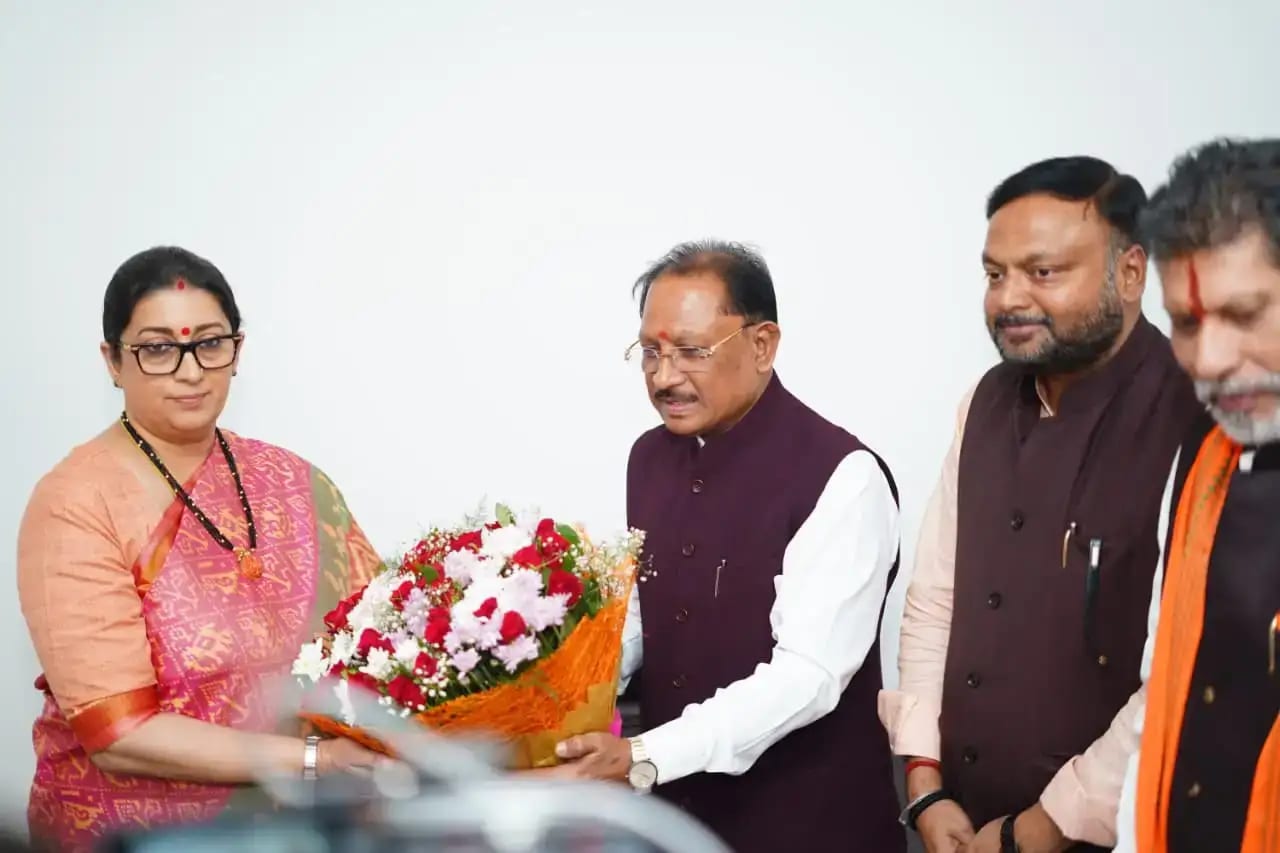 स्मृति ईरानी ने CM विष्णुदेव साय और डॉ. रमन सिंह से की मुलाकात, कई अहम मुद्दों पर हुई चर्चा