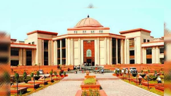छत्तीसगढ़ हाईकोर्ट का बड़ा फैसला: तलाक के बाद महिला को पुराने नाम से मिलेगी डिग्री, कॉलेज को 6 सप्ताह में संशोधन के निर्देश