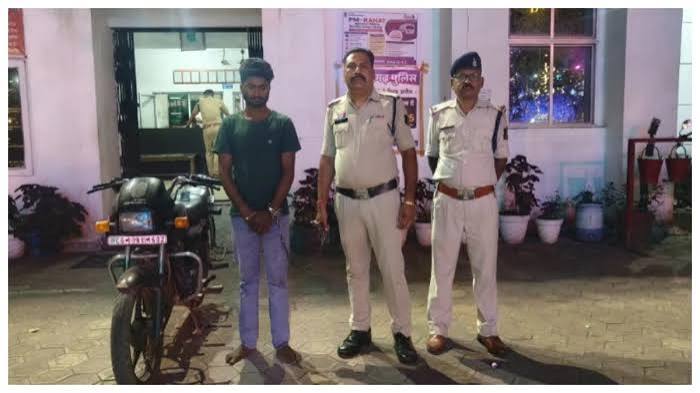 रायगढ़ के केलो डेम लूटकांड में तीसरा आरोपी गिरफ्तार, लूटा हुआ आईफोन और बाइक बरामद