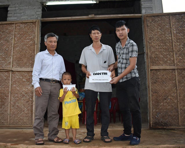 Quảng Bình: Hơn 58 triệu đồng đến với cậu bé mồ côi mẹ và người cha lúc tỉnh lúc mê