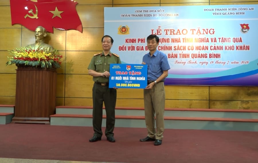 Cụm thi đua số 2, Bộ Công an trao kinh phí xây dựng nhà tình nghĩa và tặng quà gia đình chính sách tại Quảng Bình           