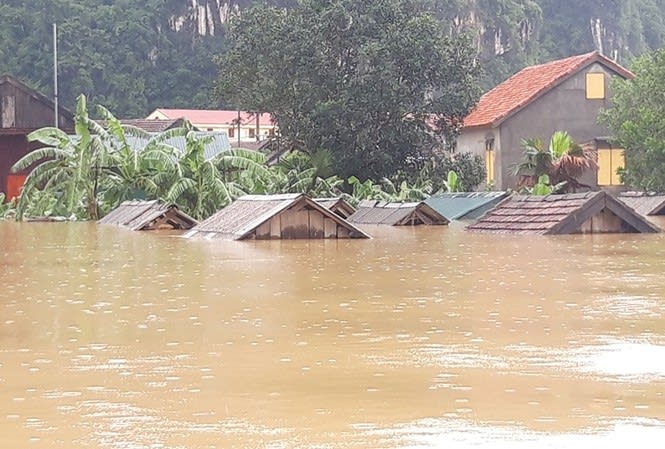 Biển nước kinh hoàng tại 'rốn lũ' Tân Hóa