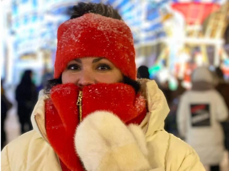 Идем в ЦУМ: Нетребко устроила променад по Москве в модном пуховике-дутике с граффити