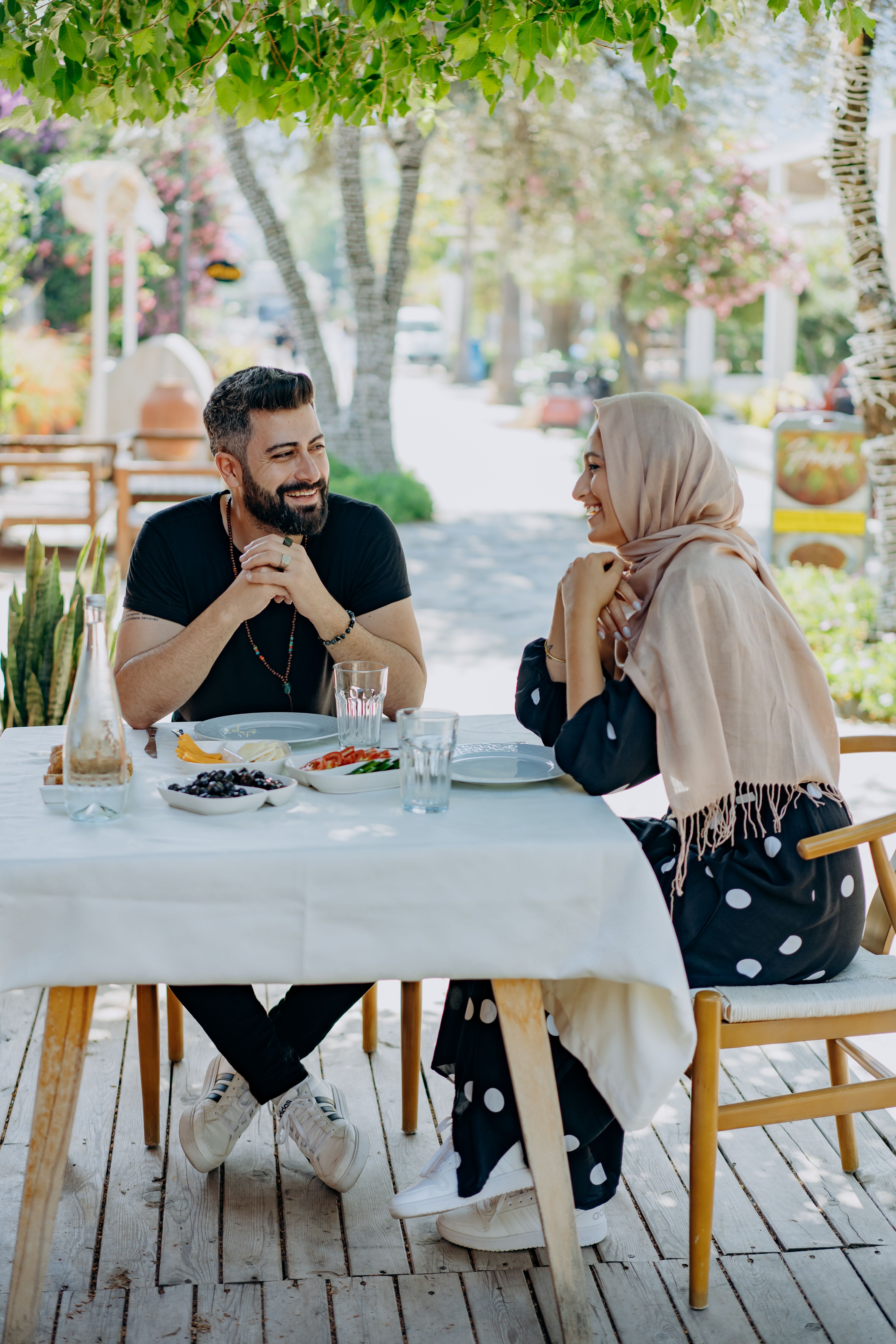 Muslim man and woman having a respectful, faith-centered conversation while exploring marriage according to Islamic values.