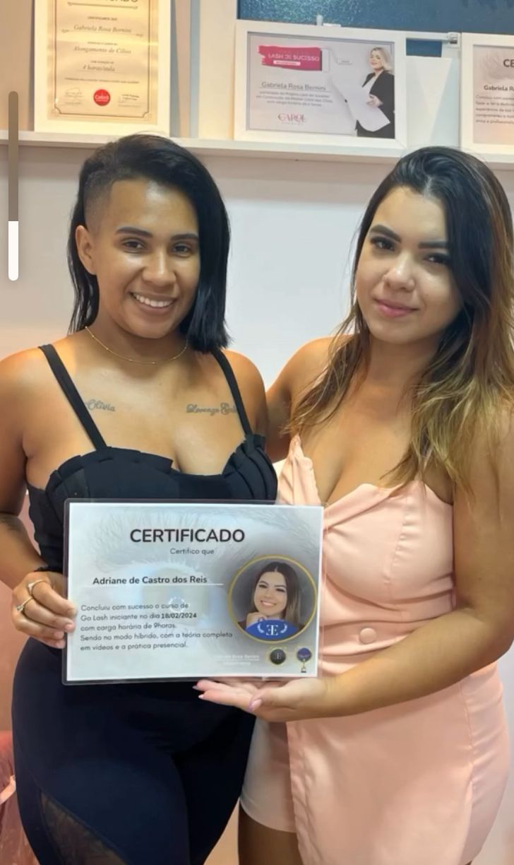 Gabriela com alunas