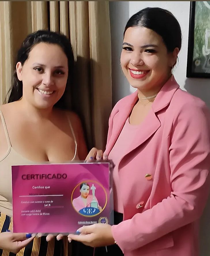 Gabriela com alunas