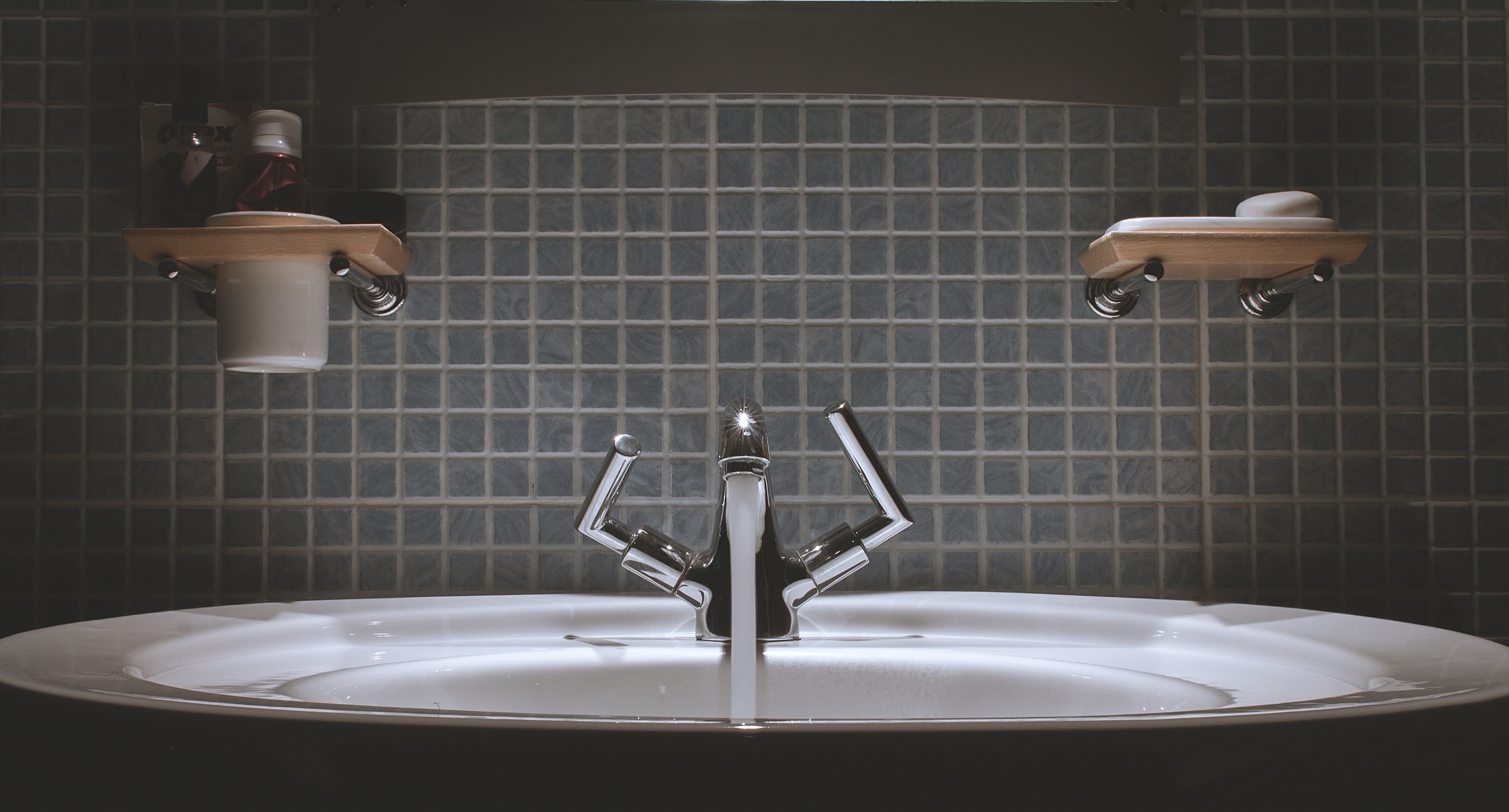 Водогінний кран, умивальник, економія води