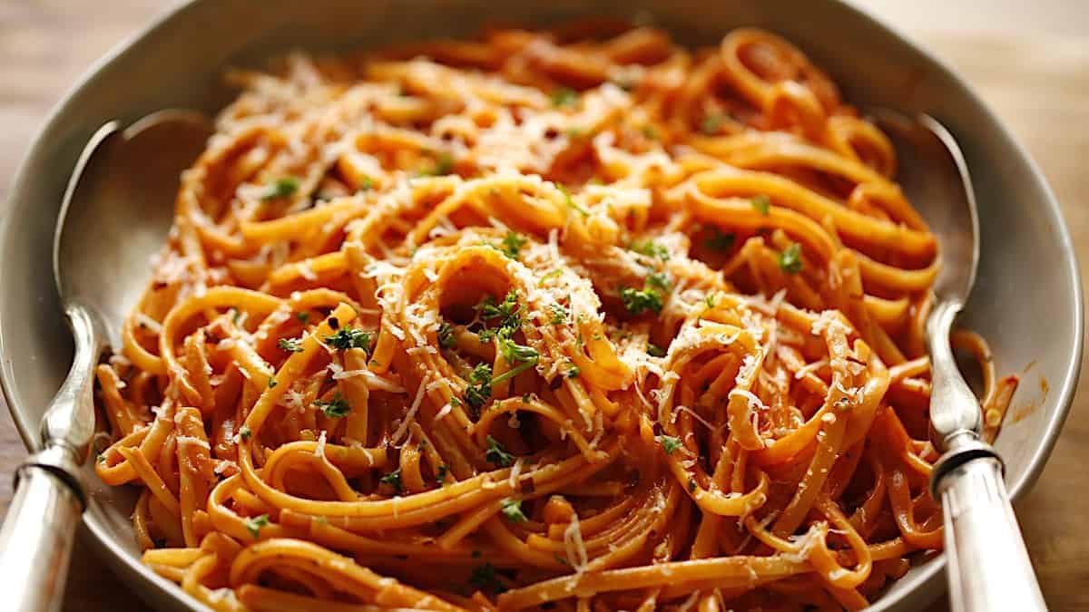 Linguine in White or Red Sauce