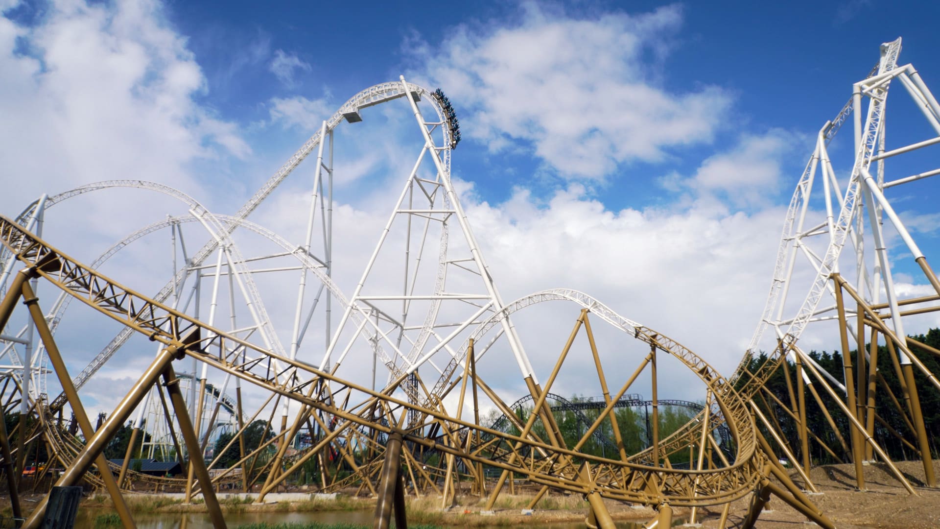 Hyper Coaster – Towering Thrills and Airtime Freedom