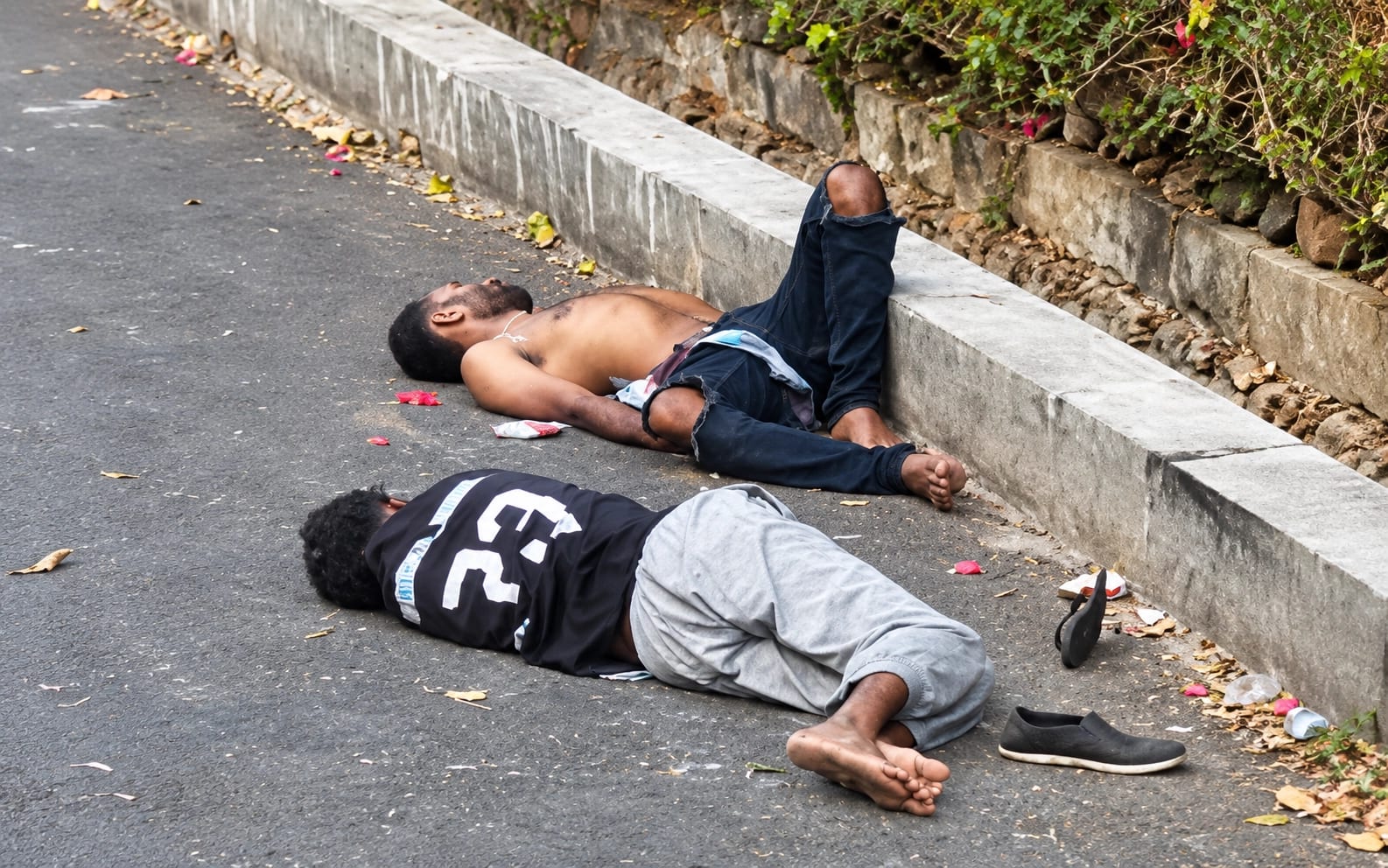 Sejumlah Pemuda Ditemukan Tidur di Pinggir Jalan Lenteng Agung, Dugaan Konsumsi Miras Belum Terverifikasi