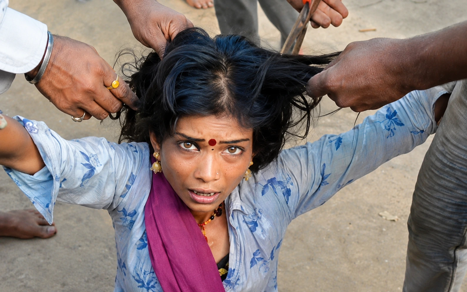 PEREMPUAN INDIA DIDUGA DIGUNDULI DI DEPAN PUBLIK, NARASI VIRAL KAITKAN DENGAN KEKERASAN BERBASIS KASTA