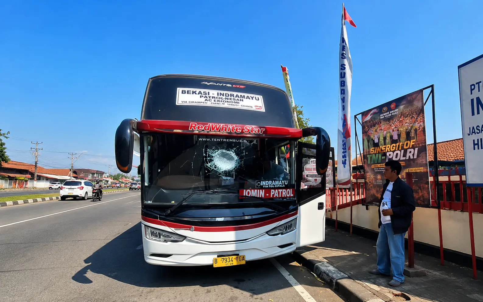 Pemotor Rusak Kaca Bus Primajasa di Pamanukan, Perselisihan Jalan Raya Berujung Aksi Anarkis