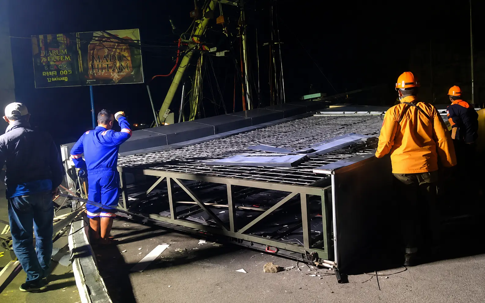 Videotron Roboh Tewaskan Pemotor di Majalengka, Tanda Kerusakan Disebut Sudah Terlihat Sebelumnya
