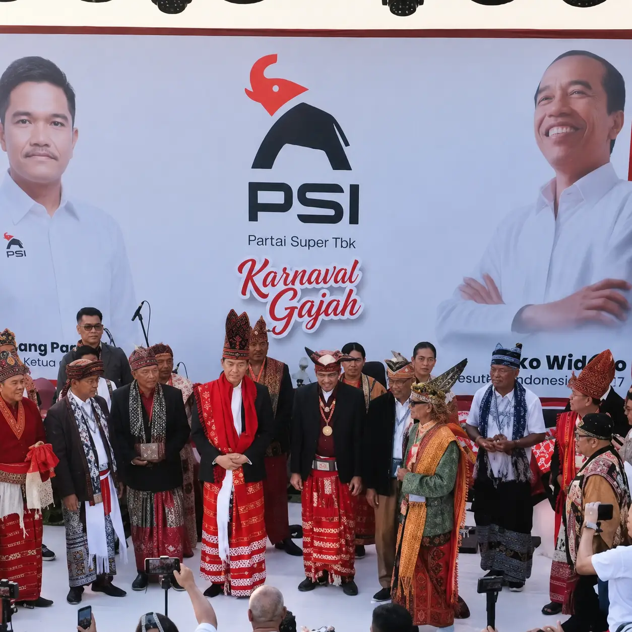 JOKOWI DINOBATKAN SEBAGAI SAUDARA RAJA-RAJA TIMOR DI NTT