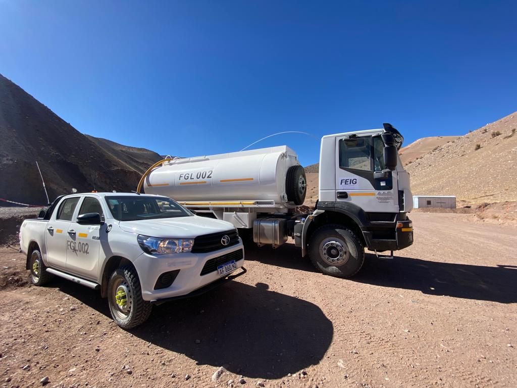 toyota hilux con camion cisterna en la mina