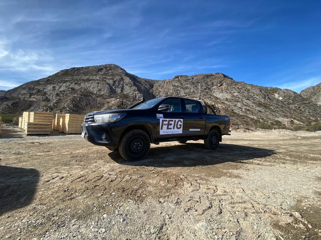 camioneta toyota hilux en la montaña