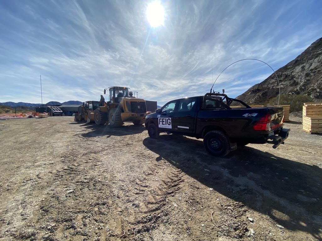 camioneta toyota hilux y máquina vial