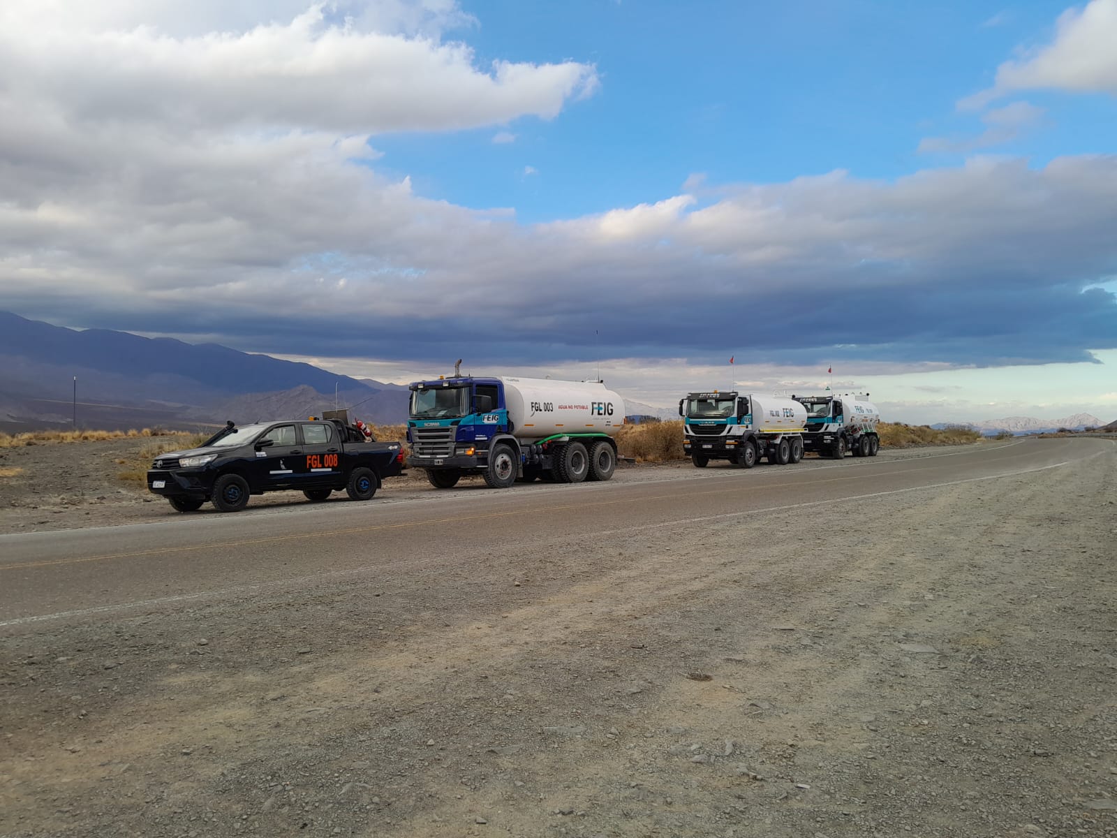 camioneta toyota hilux liderando tres camiones cisterna