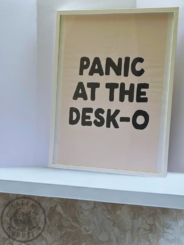 Cuadro decorativo “Panic at the desk-o” ideal para tu espacio de oficina