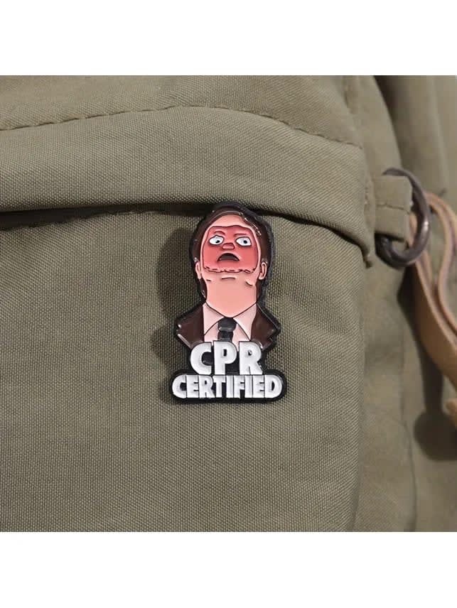 Pin Dwight Schrute “CPR Certified“ ideal para tus prendas