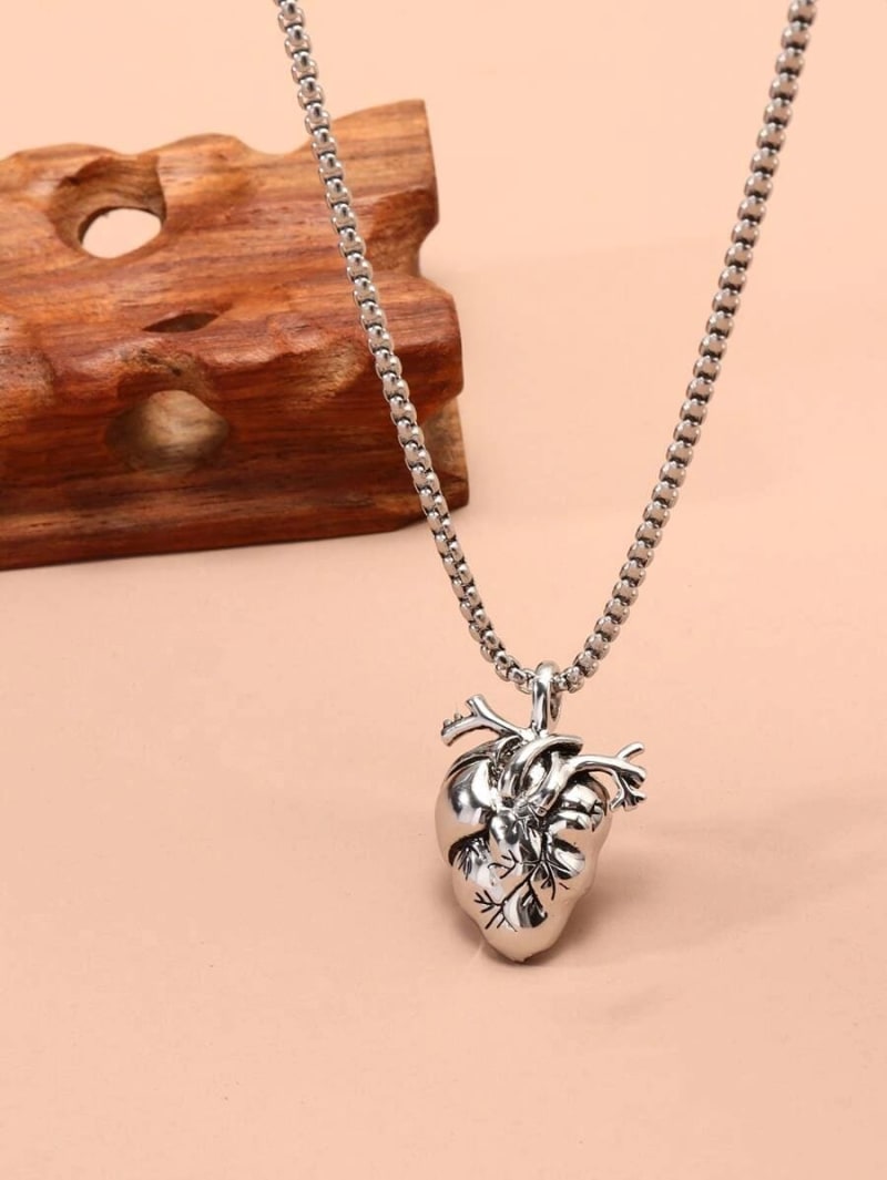 Collar plateado de acero con forma de corazón anatómico