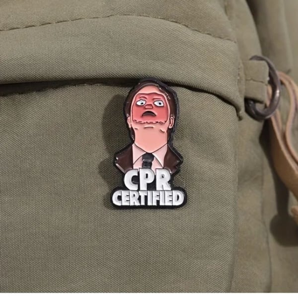 Pin Dwight Schrute “CPR Certified“ ideal para tus prendas