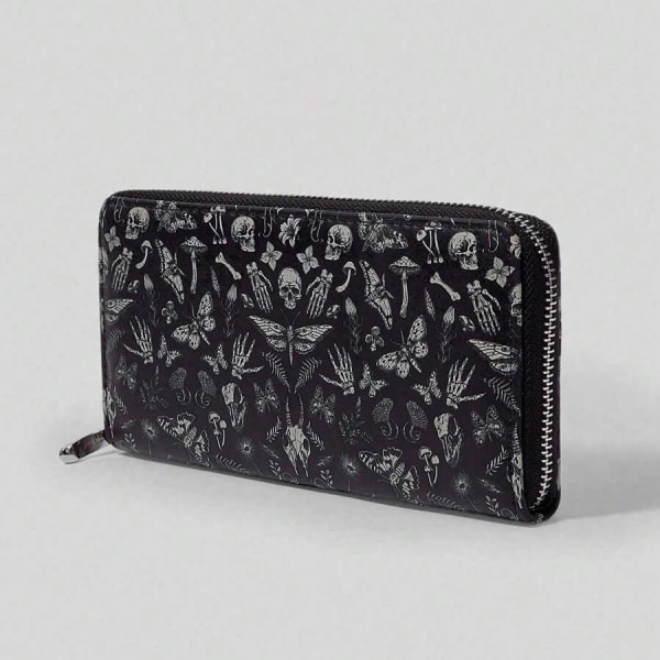 Billetera con diseño gótico en blanco sobre negro: calaveras, flores y misterio