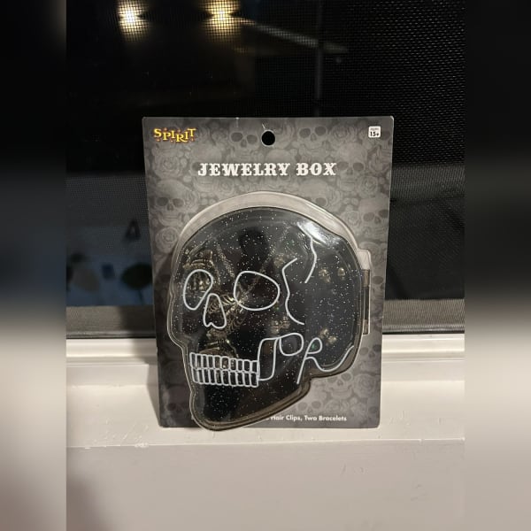 Joyero escarchado de calavera con pulseras, collar y accesorios