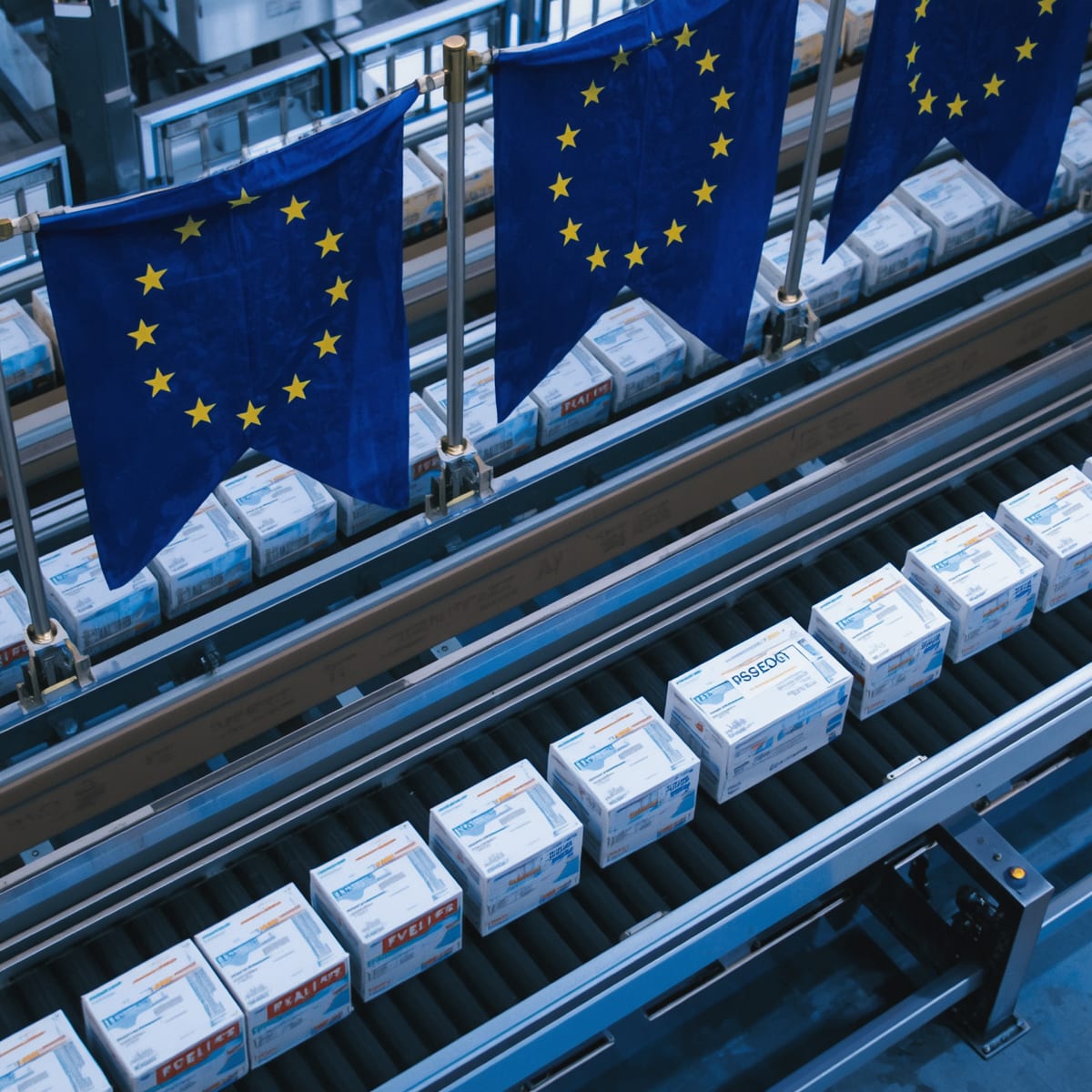 Entrepôt logistique pharmaceutique avec drapeaux européens