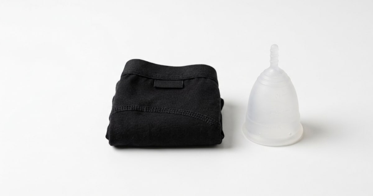 Comptoir de pharmacie avec des protections menstruelles réutilisables, ambiance sobre et professionnelle