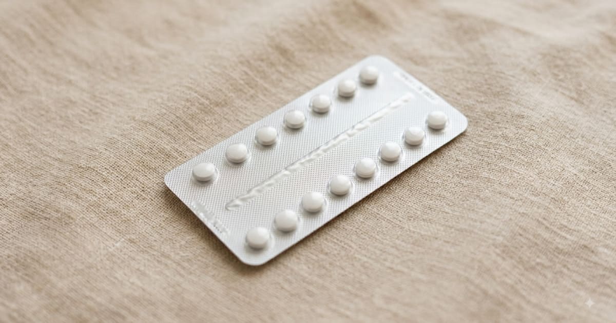 Plaquette de pilules contraceptives posée sur un comptoir de pharmacie, ambiance sobre