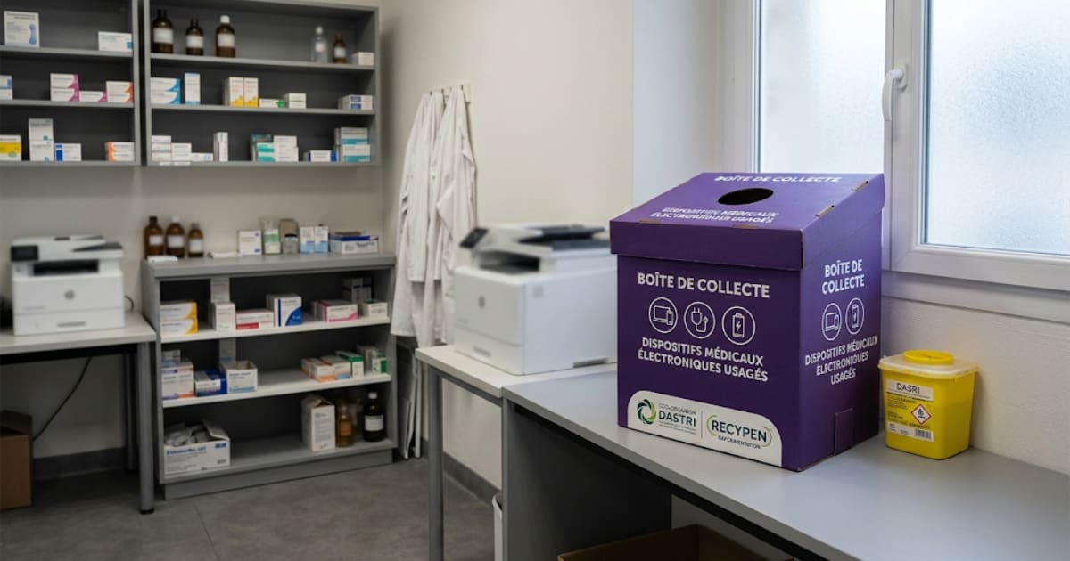 Boîte de collecte violette eDASRI posée dans un local de pharmacie, ambiance sobre