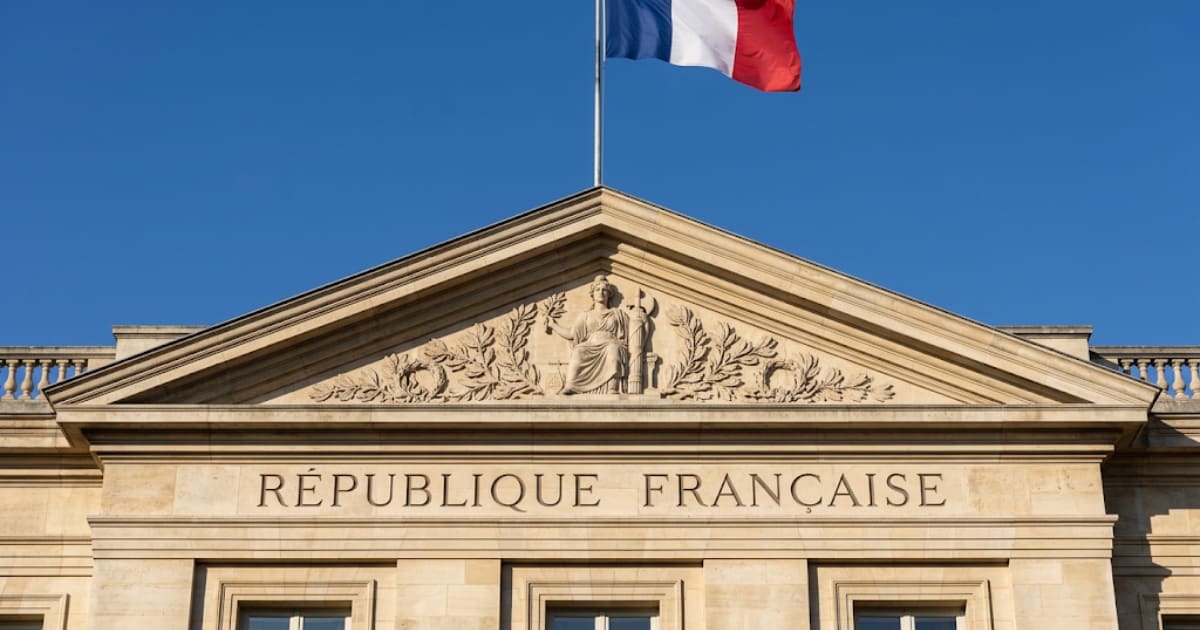 Journal officiel posé sur un bureau, ambiance sobre et professionnelle