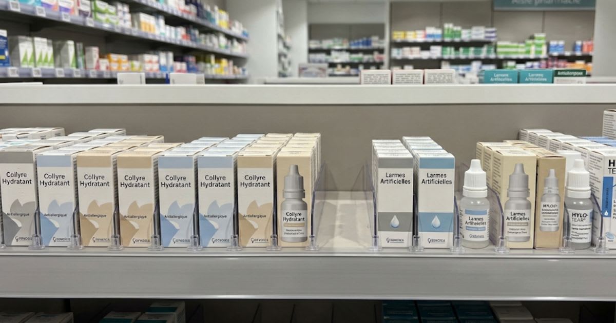 Flacons de collyres alignés sur une étagère de pharmacie, ambiance sobre