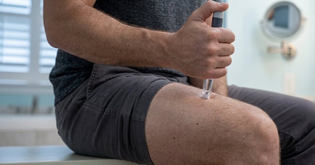 Stylo auto-injecteur sur surface claire, ambiance pharmacie moderne
