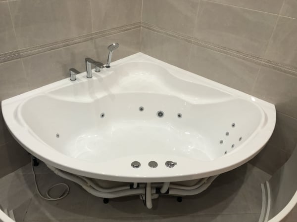 Установка гидромассажной ванны Whitecross Konsul