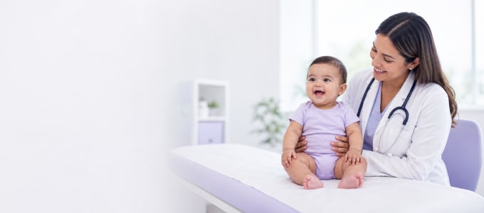 Pediatra atendiendo a un bebé